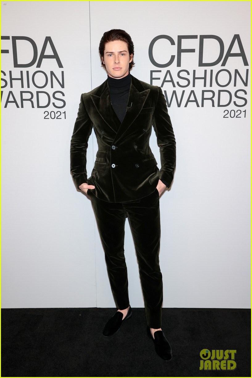 Dove Cameron & Rachel Zegler Snap Selfies at CFDA Fashion Awards 2021