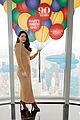 emeraude toubia visits empire state building 05