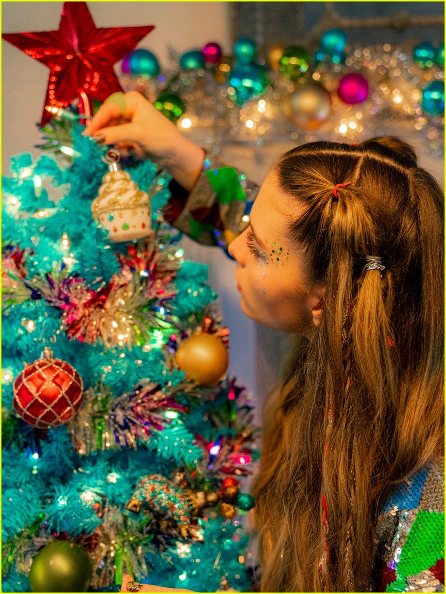 grace gaustad debuts new christmas cover 03