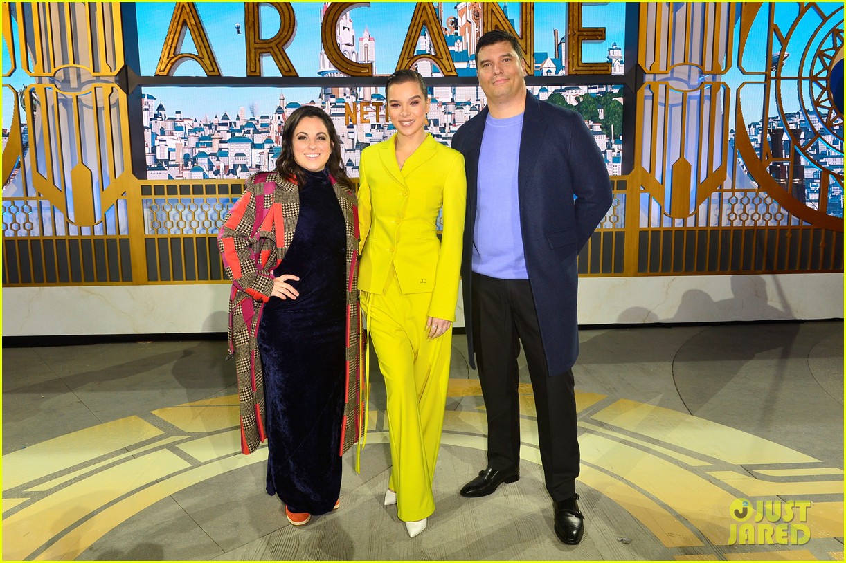 hailee steinfeld premieres new league of legends series arcane 10