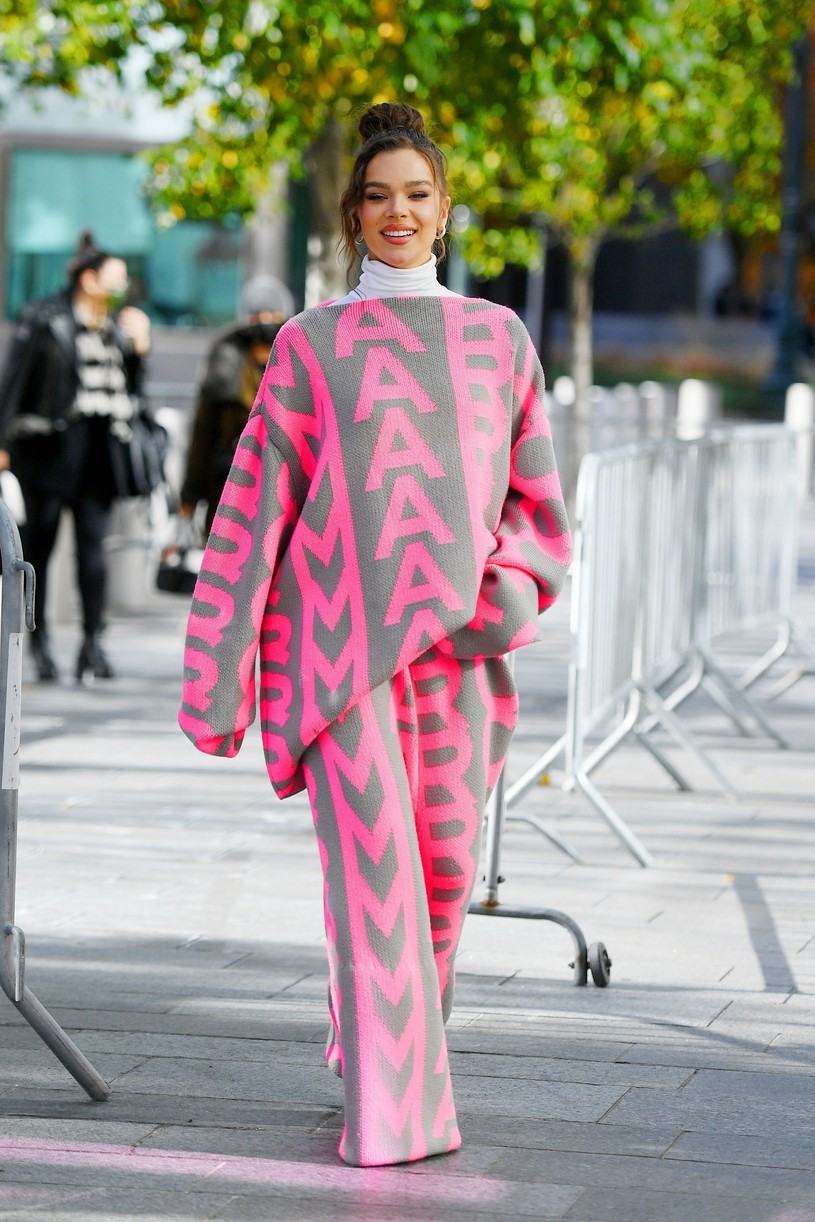 hailee steinfeld oversized looks fallon appearance 01