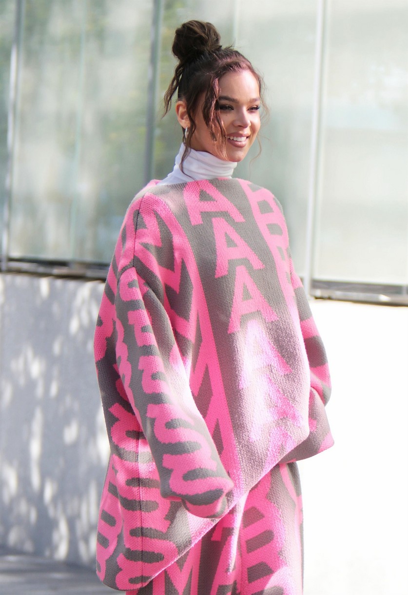 hailee steinfeld oversized looks fallon appearance 04