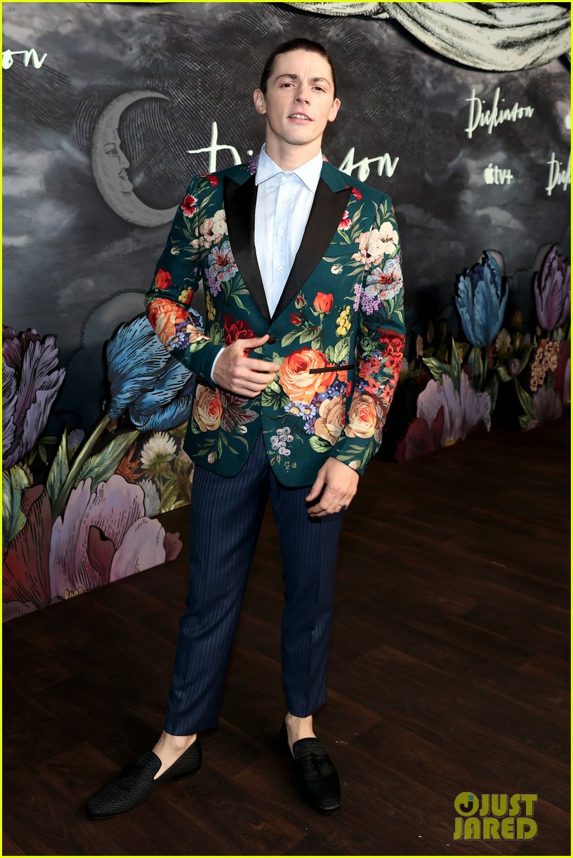 hailee steinfeld brings her whole family to dickinson season 3 premiere 05