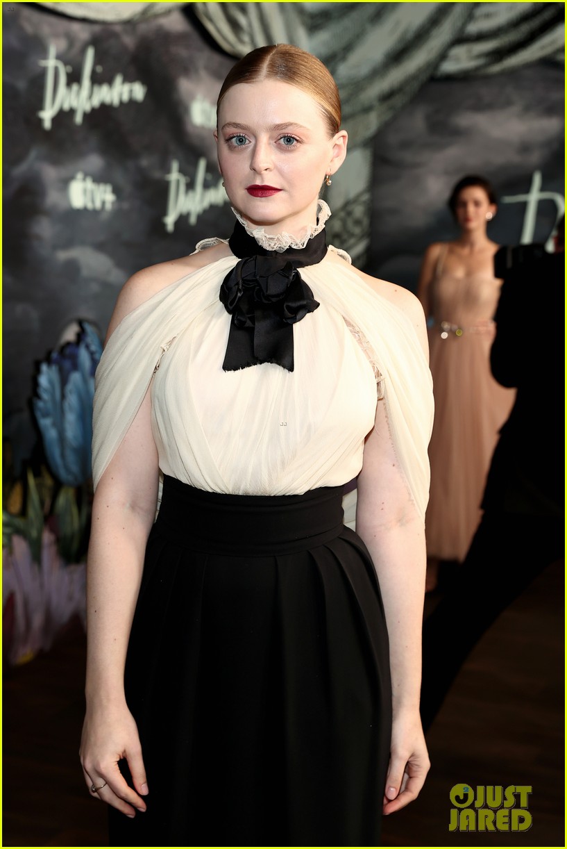 hailee steinfeld brings her whole family to dickinson season 3 premiere 13