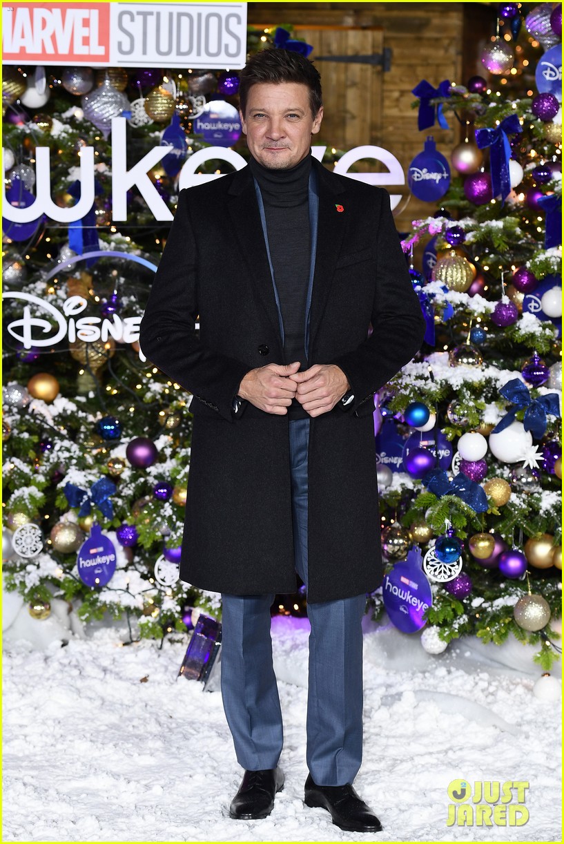 hailee steinfeld premieres hawkeye in london with jeremy renner 03