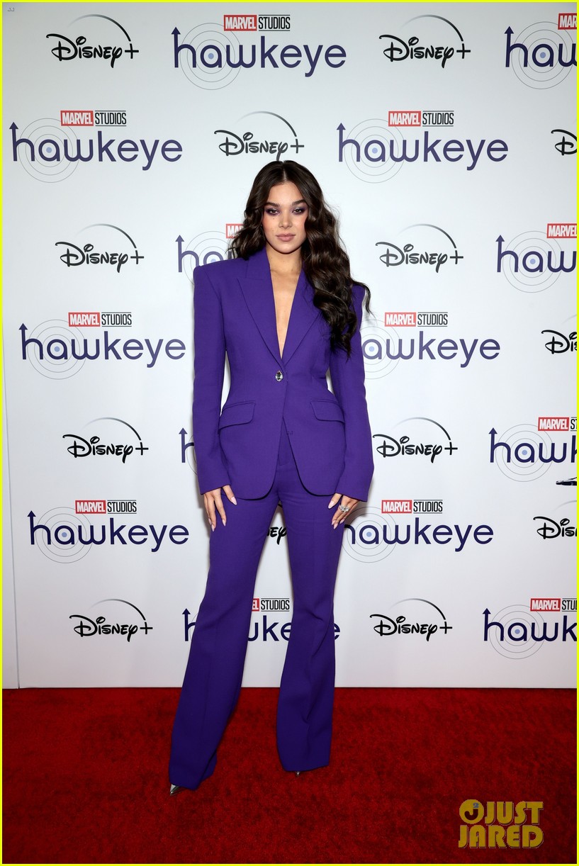 hailee steinfeld jeremy renner hawkeye nyc special screening 04