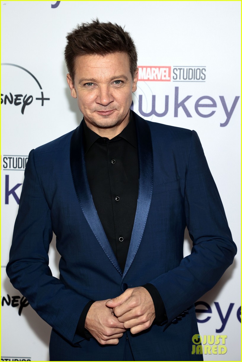 hailee steinfeld jeremy renner hawkeye nyc special screening 05