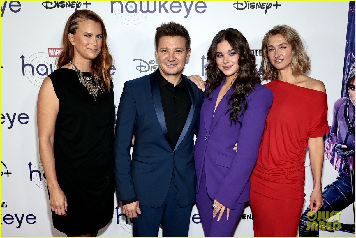 hailee steinfeld jeremy renner hawkeye nyc special screening 55