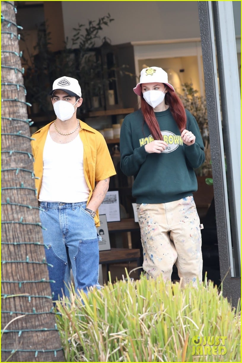 Joe Jonas & Sophie Turner Head Out For The Day In Beverly Hills | Photo ...