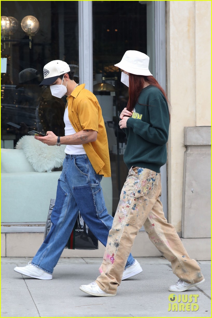 Joe Jonas & Sophie Turner Head Out for the Day in Beverly Hills | Photo