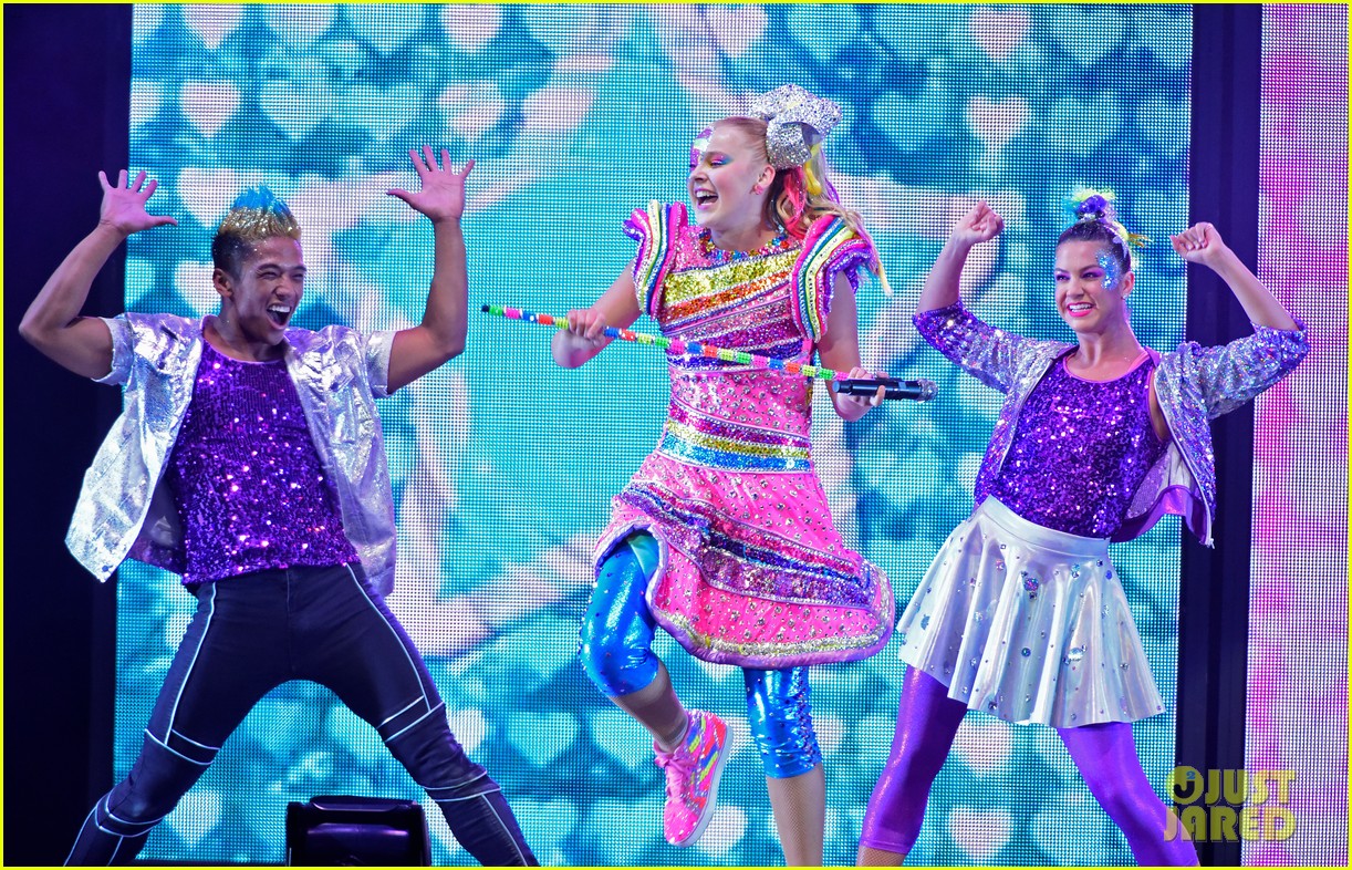jojo siwa excited to get back on tour starts rehearsals today 01