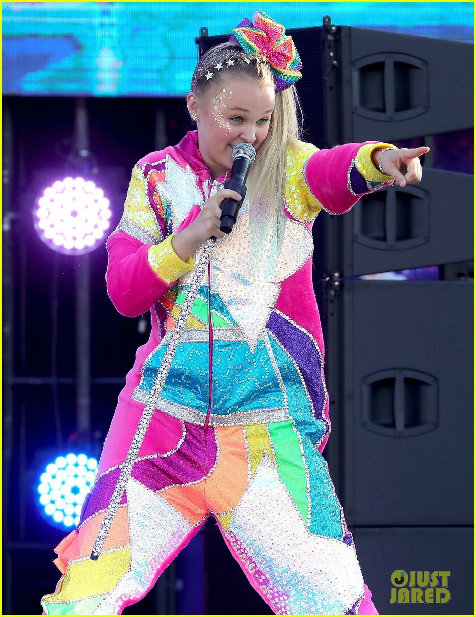 jojo siwa excited to get back on tour starts rehearsals today 03
