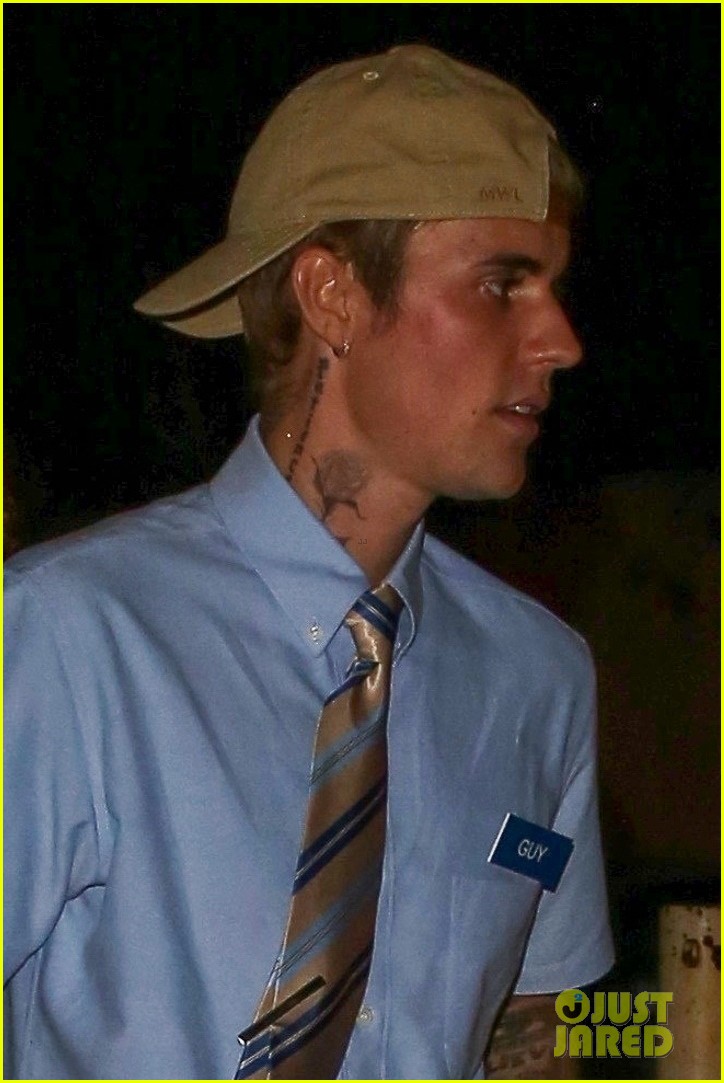 justin bieber seemingly dressed as ryan reynolds free guy 03