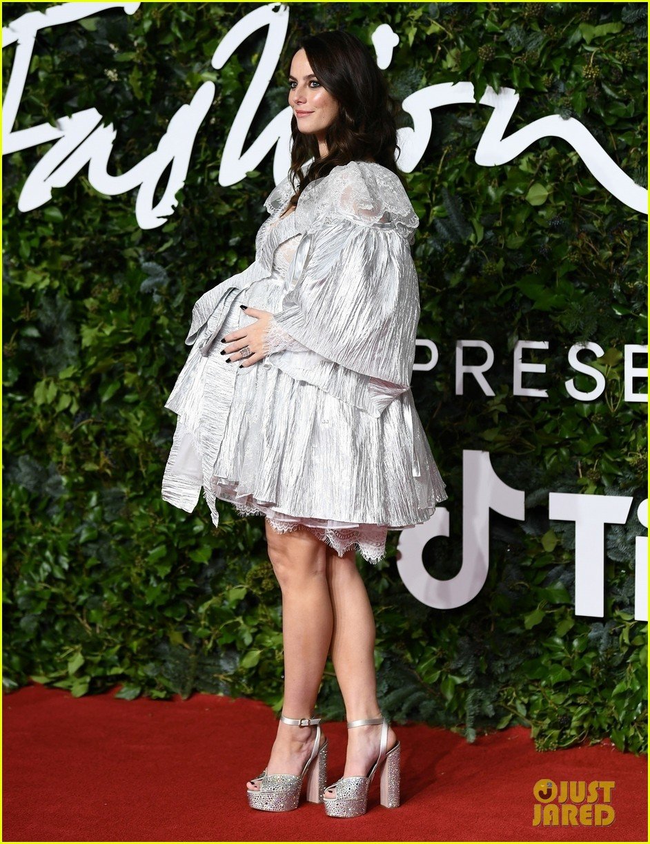 kaya scodelario cradles baby bump at fashion awards 09