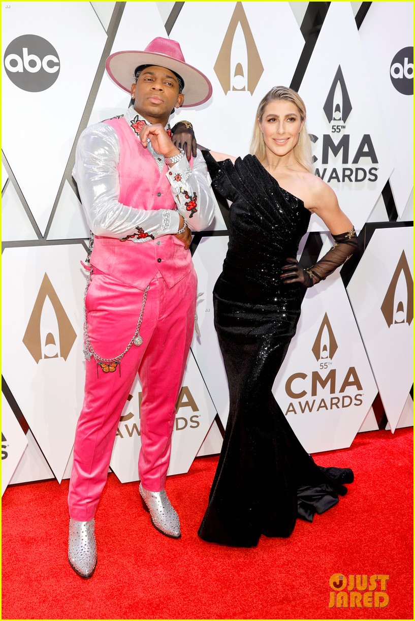 kelsea ballerini picks up two trophies at cma awards 2021 01