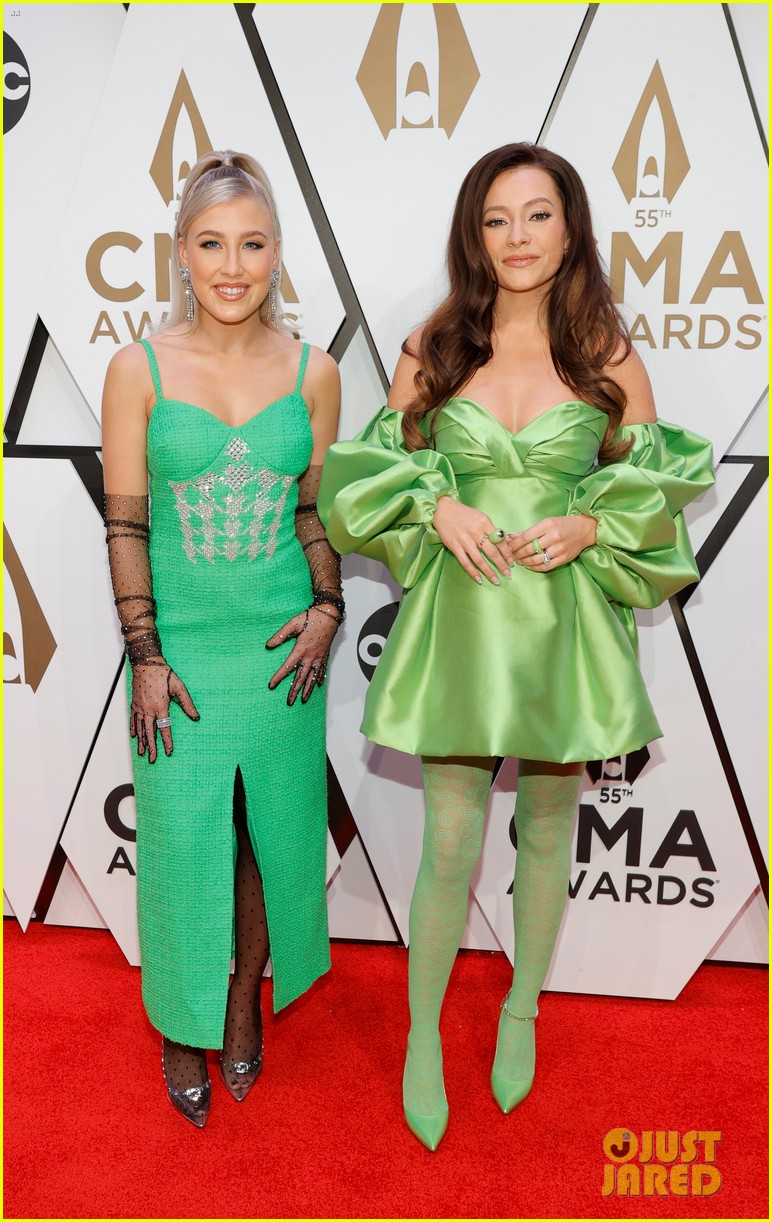 kelsea ballerini picks up two trophies at cma awards 2021 04