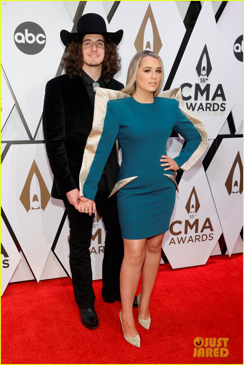kelsea ballerini picks up two trophies at cma awards 2021 05