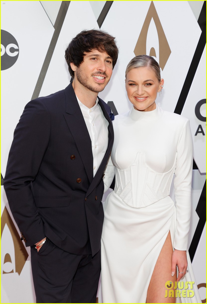 kelsea ballerini picks up two trophies at cma awards 2021 11