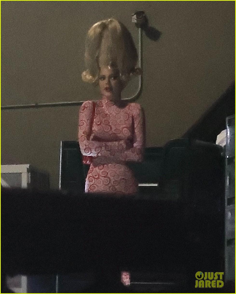 kendall jenner dresses up as martian girl from mars attacks for halloween 10