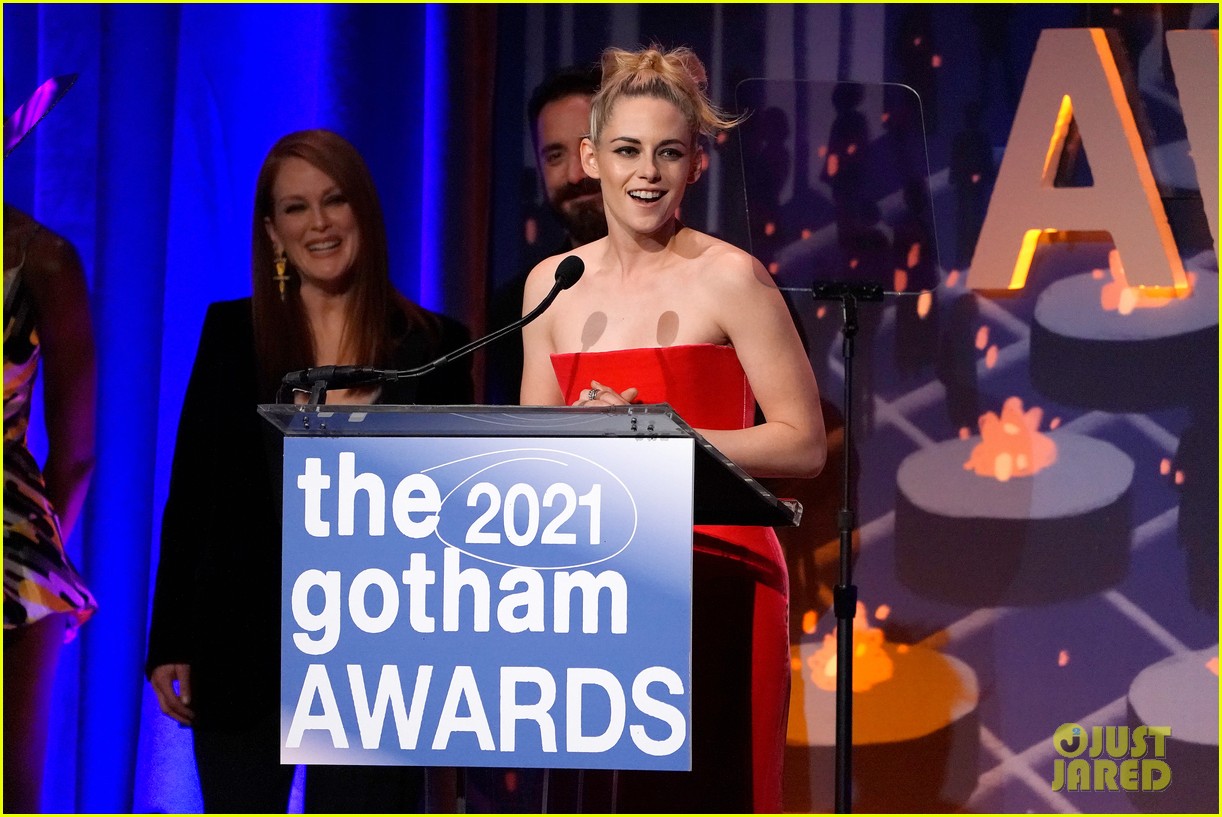 kristen stewart gets honored at gotham awards 2021 03