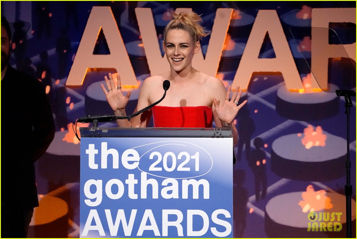 kristen stewart gets honored at gotham awards 2021 13