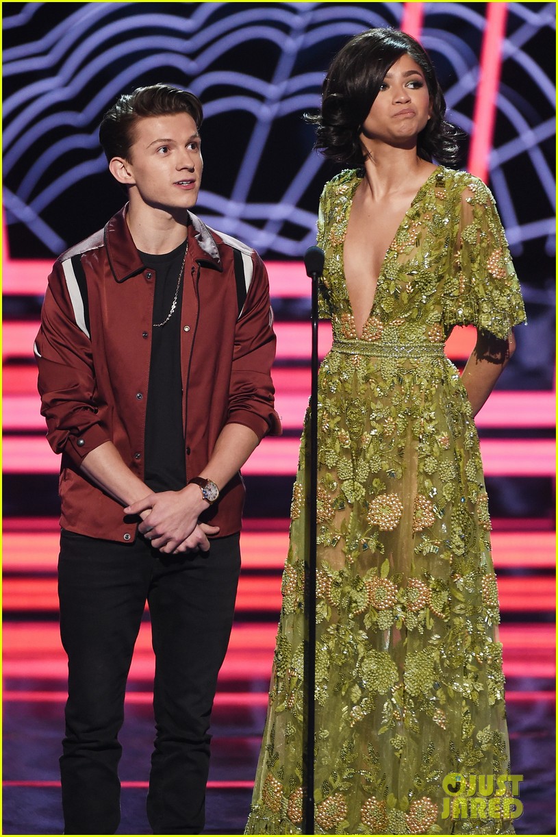 tom holland opens up about those zendaya kissing photos 04