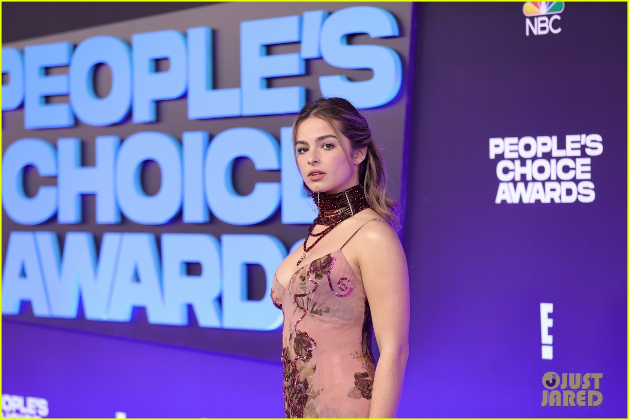 addison rae wears stacked choker at peoples choice awards 03