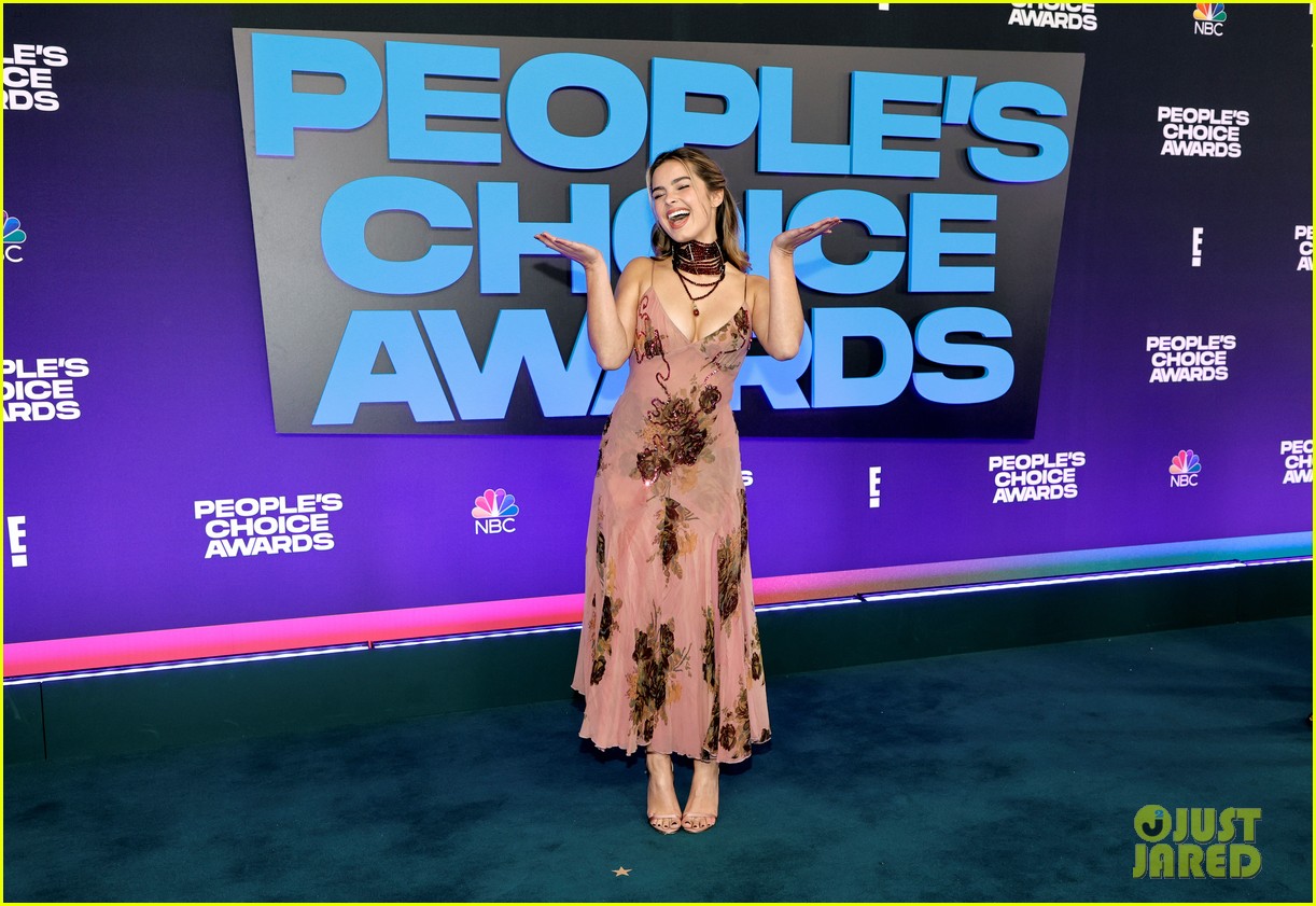 addison rae wears stacked choker at peoples choice awards 09