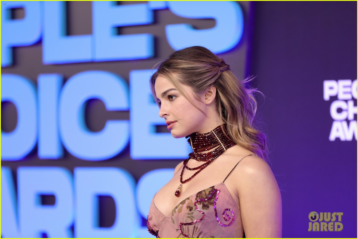 addison rae wears stacked choker at peoples choice awards 11