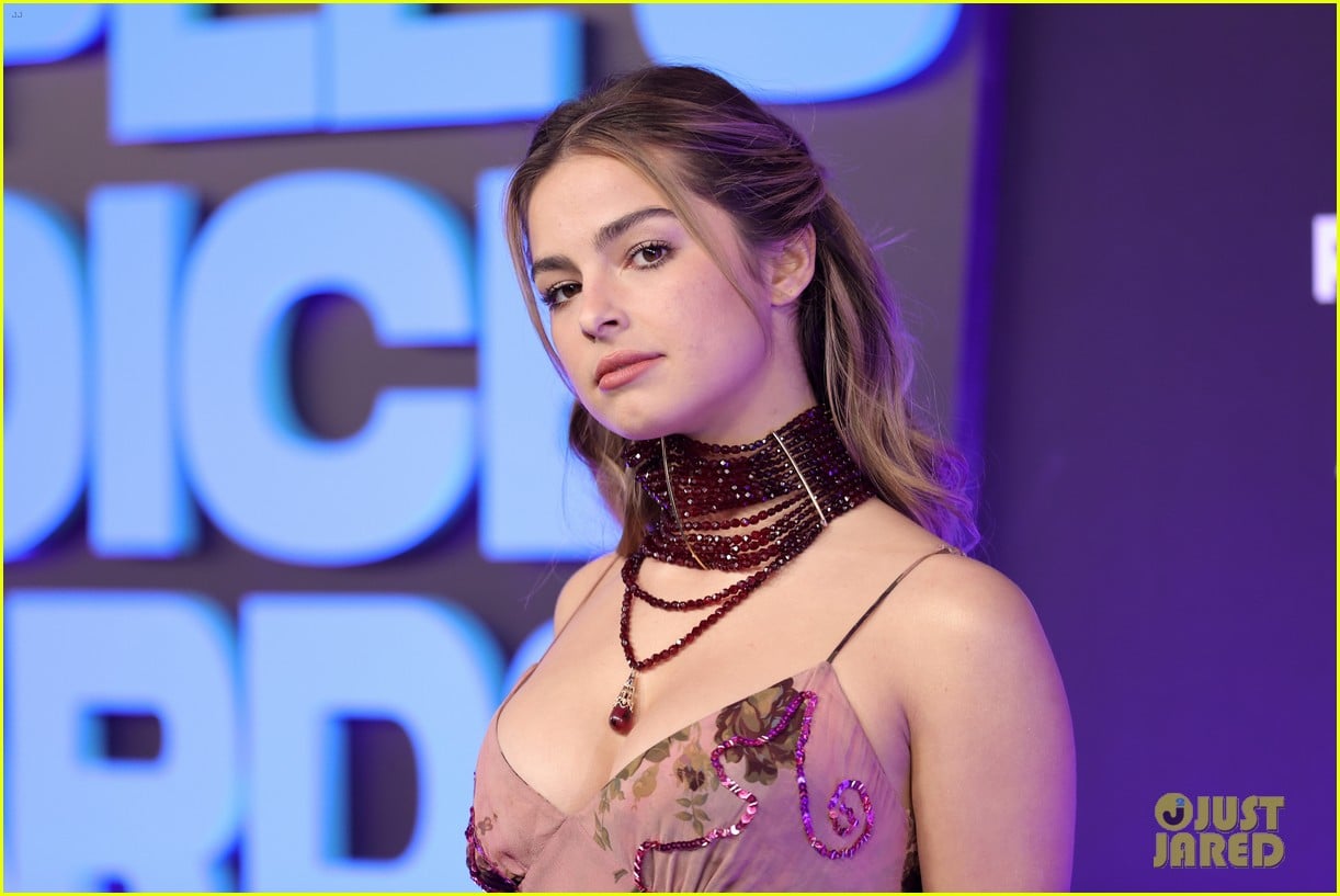 addison rae wears stacked choker at peoples choice awards 13