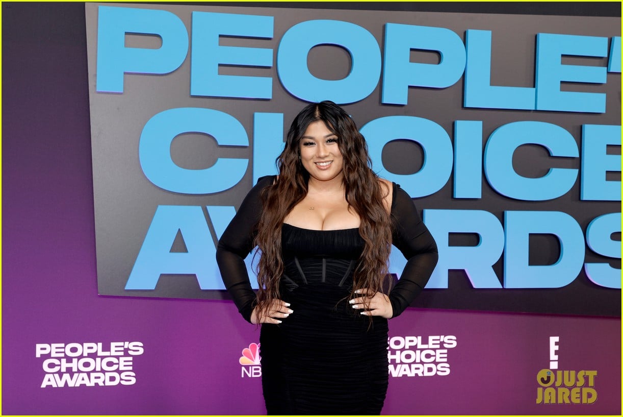 addison rae wears stacked choker at peoples choice awards 15