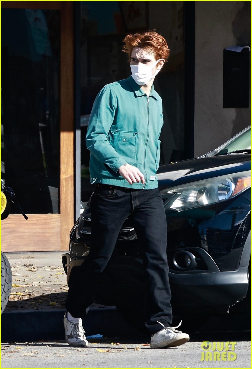 kj apa coffee outing on new years eve 19