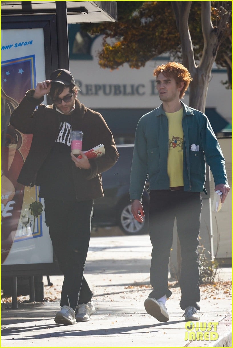 KJ Apa Wraps Up the Year with a Coffee Run | Photo 1334654 - Photo