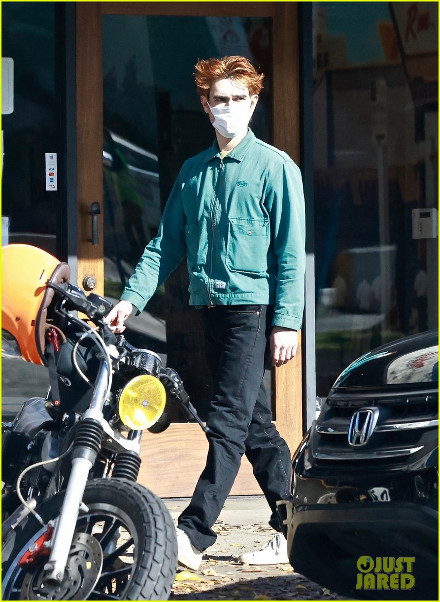 kj apa coffee outing on new years eve 32