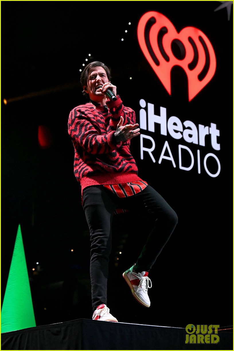 big time rush hit the stage for first show together in years at jingle ball 29