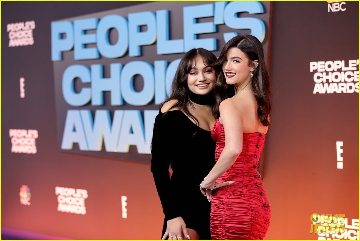 bffs charli damelio avani gregg step out for peoples choice awards 01