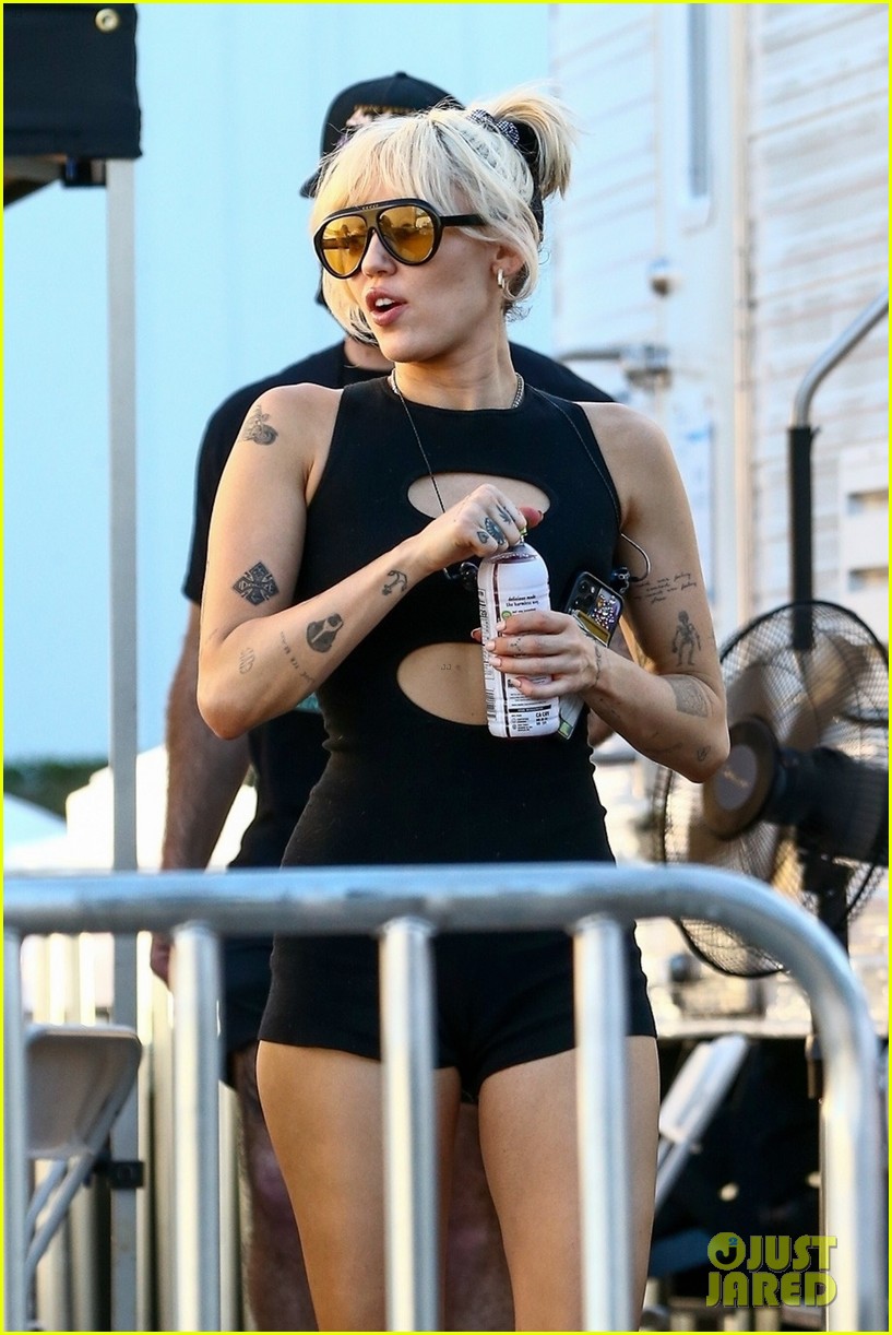 miley cyrus rehearses for nye special 07