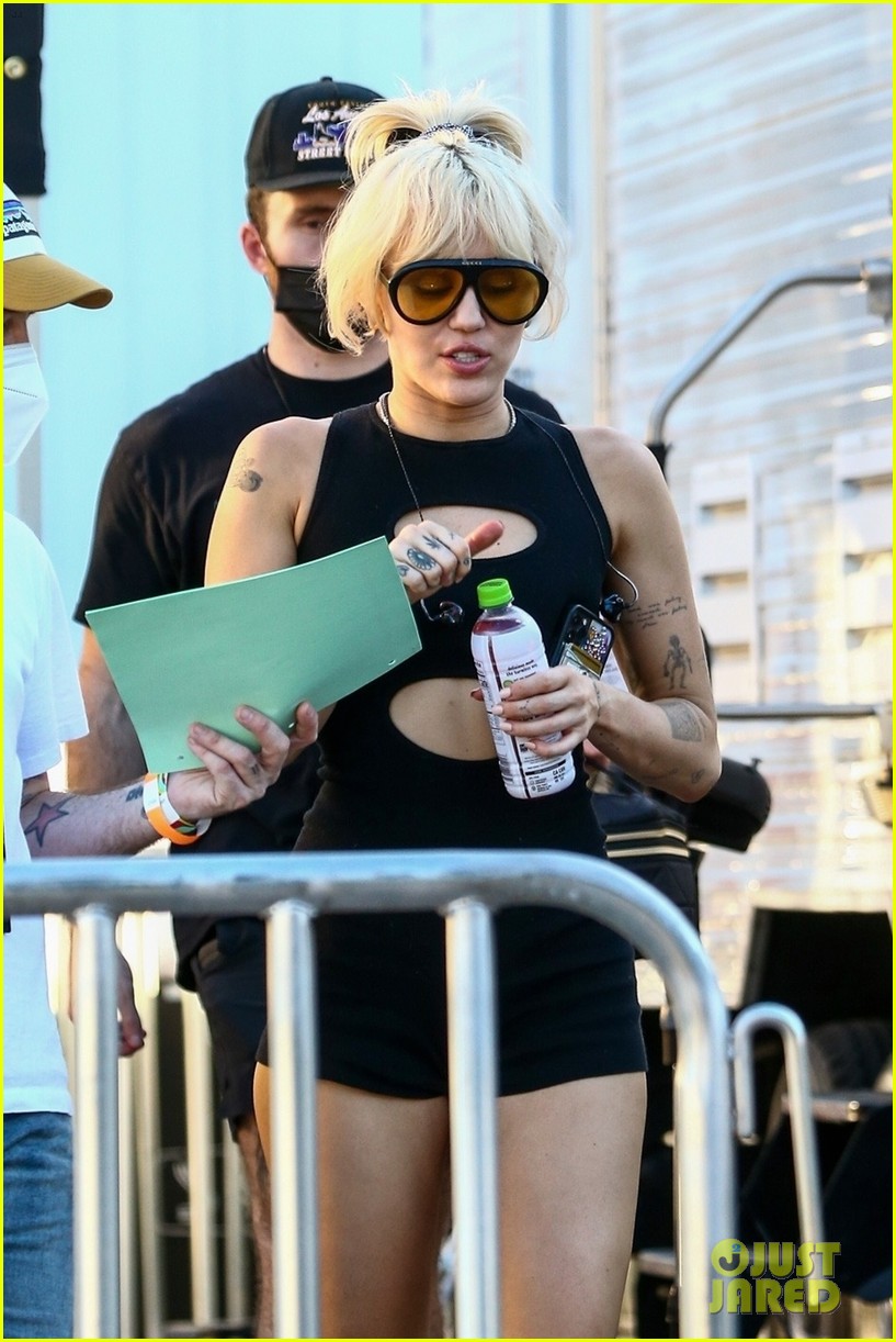 miley cyrus rehearses for nye special 10