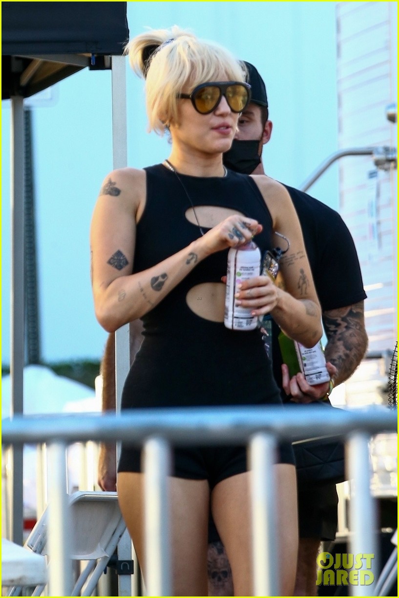 miley cyrus rehearses for nye special 18