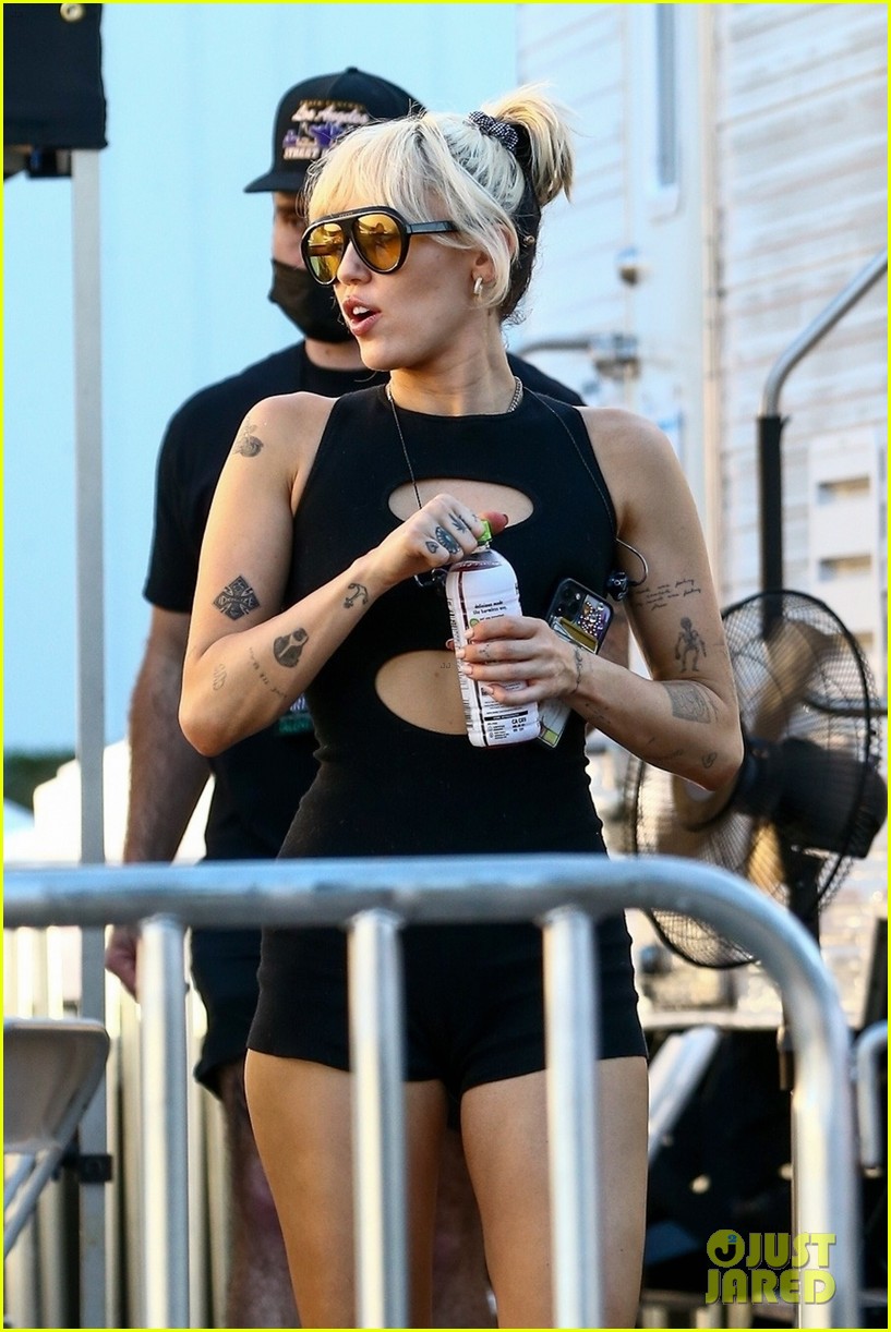 miley cyrus rehearses for nye special 20