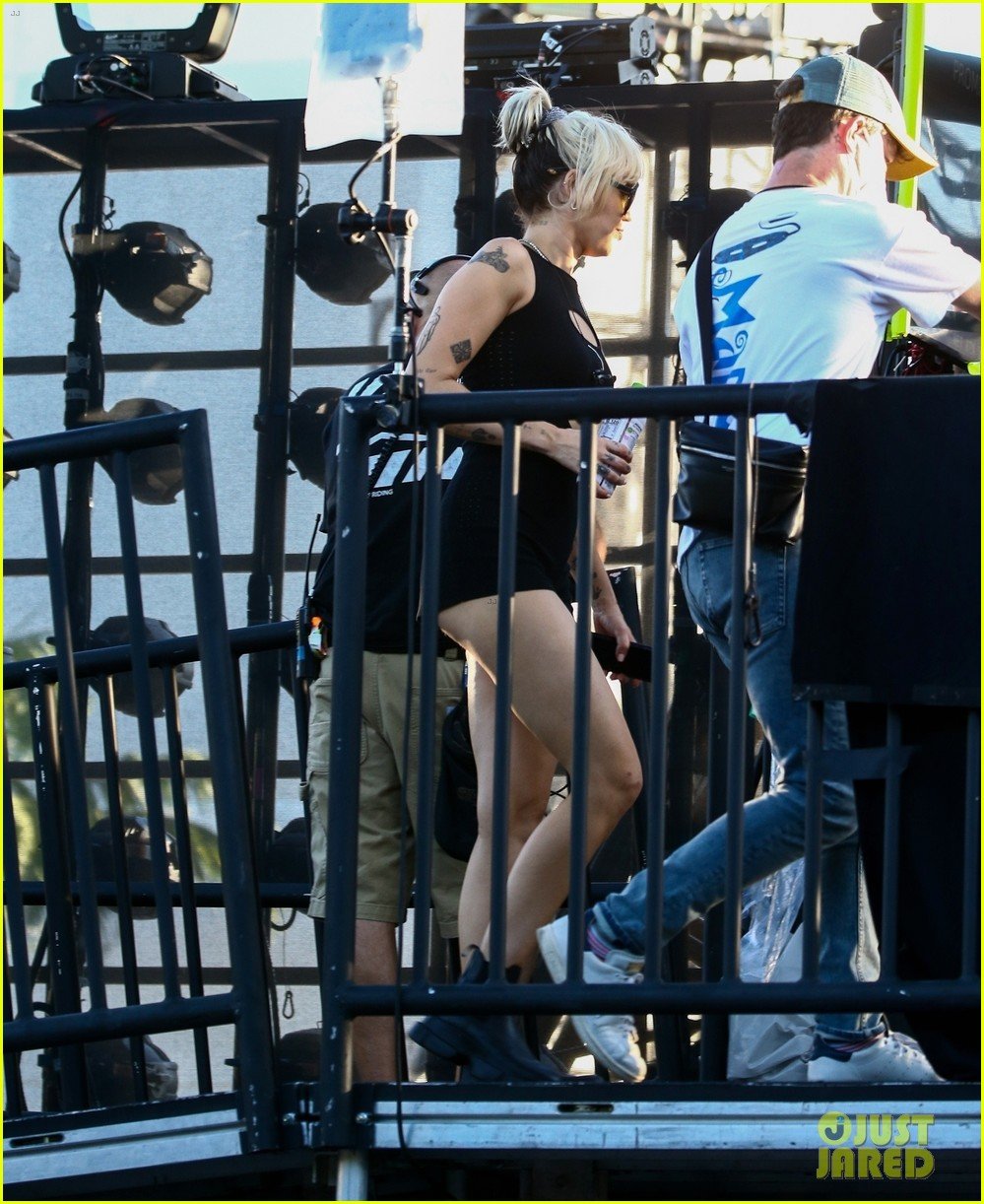 miley cyrus rehearses for nye special 24
