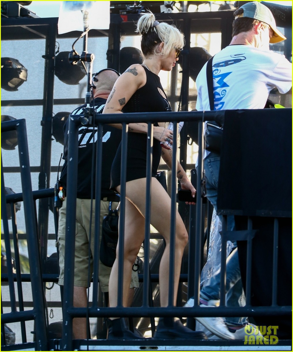 miley cyrus rehearses for nye special 25