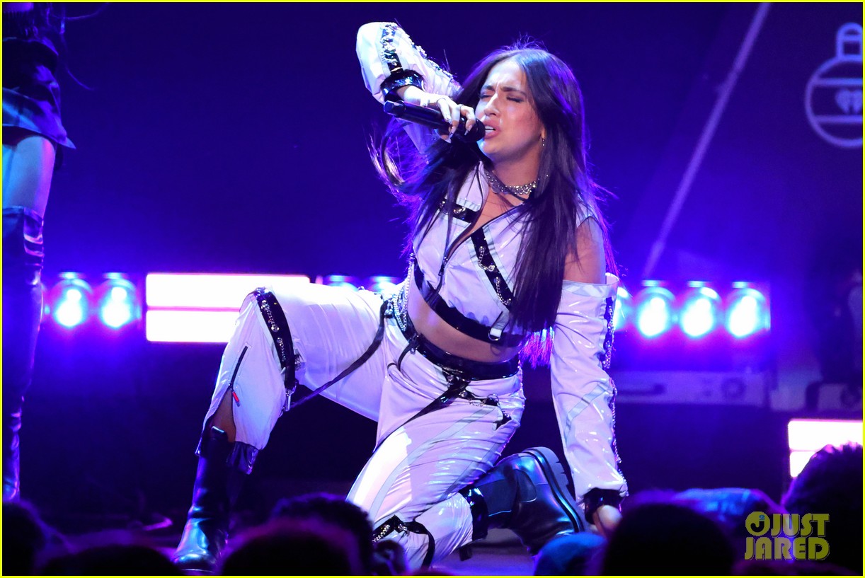 charli damelio performs with sister dixie damelio at z100 jingle ball 05