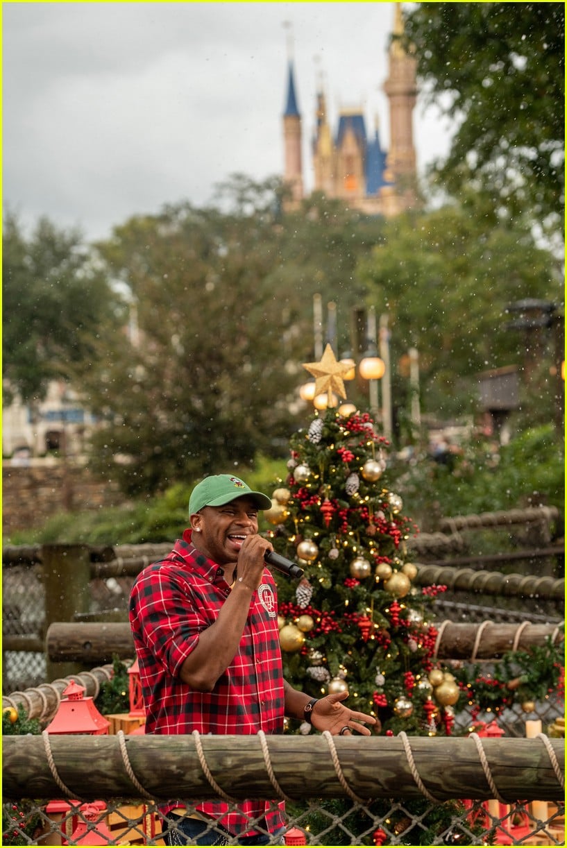 Who Is Hosting & Performing On The 'Disney Parks Magical Christmas Day