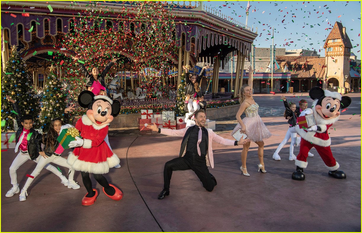 Who Is Hosting & Performing On The 'Disney Parks Magical Christmas Day