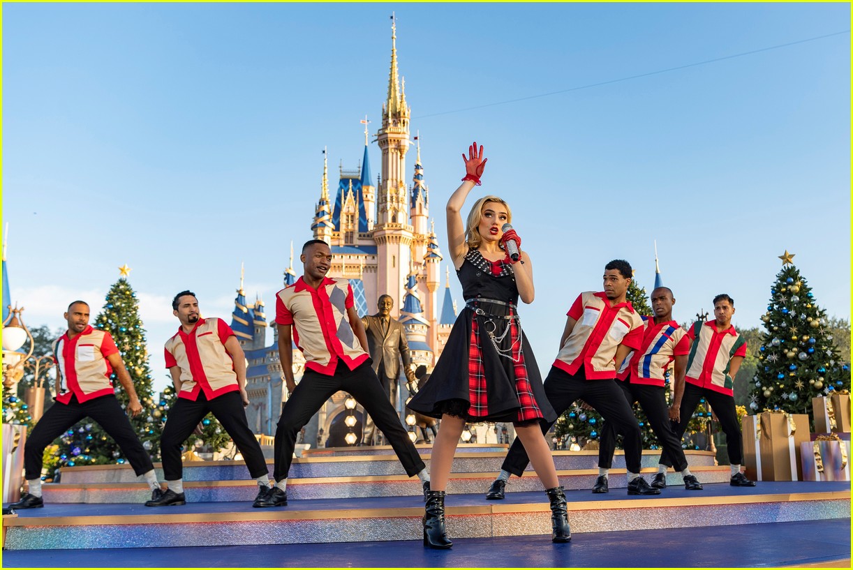 Who Is Hosting & Performing On The 'Disney Parks Magical Christmas Day