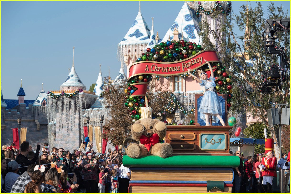 Who Is Hosting & Performing On The 'Disney Parks Magical Christmas Day