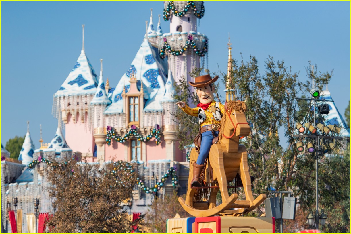 Who Is Hosting & Performing On The 'Disney Parks Magical Christmas Day