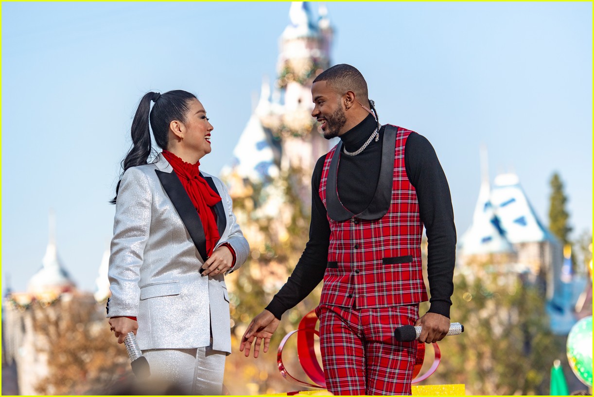 Who Is Hosting & Performing On The 'Disney Parks Magical Christmas Day