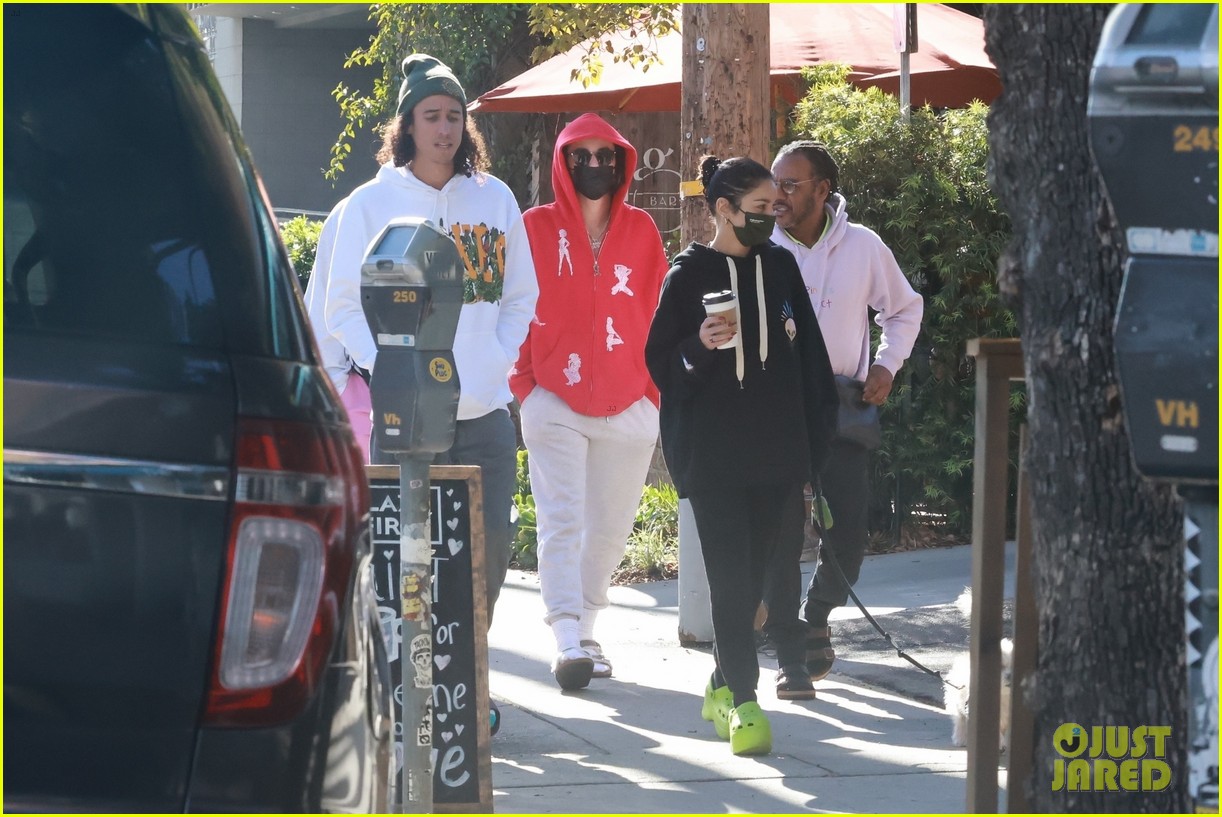 Vanessa Hudgens & boyfriend Cole Tucker meet up with a few friends